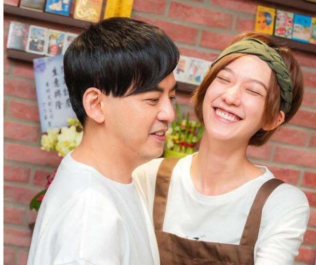 被曾宝仪小S哄抢未遂，娶小19岁90后美女，48岁黄子佼有何魅力？