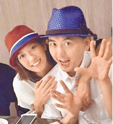 被曾宝仪小S哄抢未遂，娶小19岁90后美女，48岁黄子佼有何魅力？