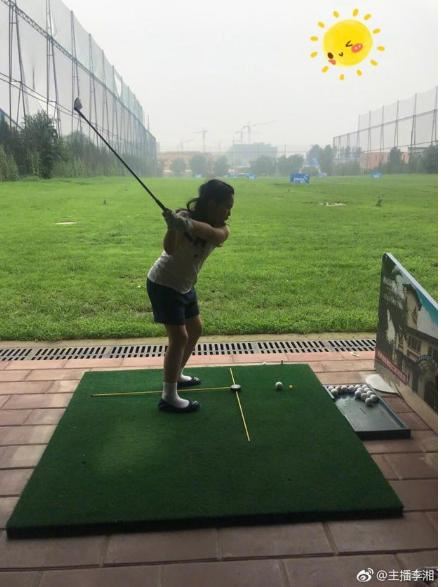 李湘晒王诗龄打高尔夫照片,比田亮女儿森碟运动风采差几条街