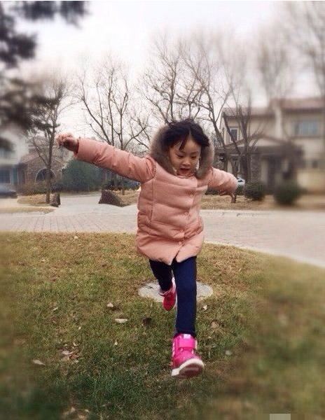 李湘晒王诗龄打高尔夫照片，比田亮女儿森碟运动风采差几条街