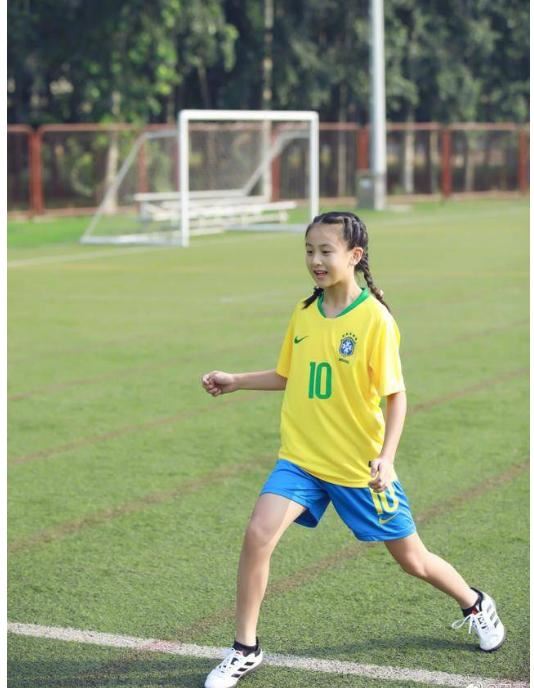 李湘晒王诗龄打高尔夫照片，比田亮女儿森碟运动风采差几条街