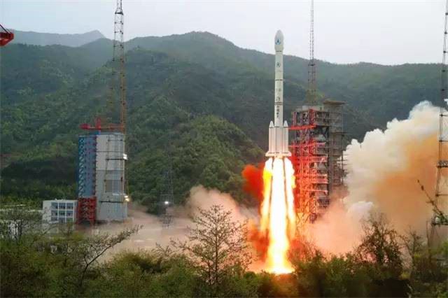 聚焦|我国首颗互联网卫星发射成功飞机高铁WiFi就靠它了
