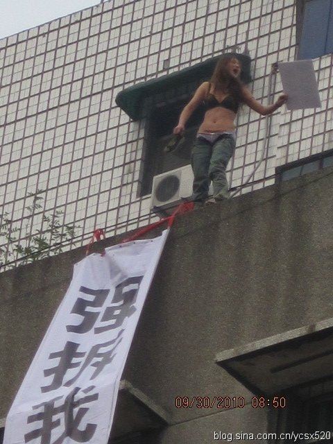 脱衣解裤抗强拆，女人也疯狂