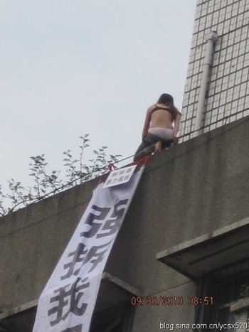 脱衣解裤抗强拆,女人也疯狂