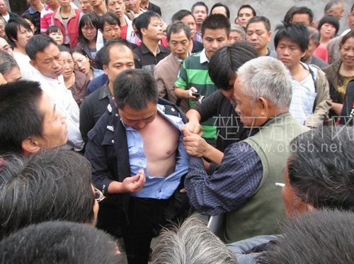 脱衣解裤抗强拆，女人也疯狂