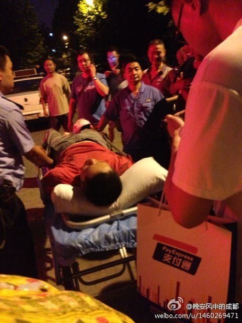 成都男子闹市砍人致3死12伤