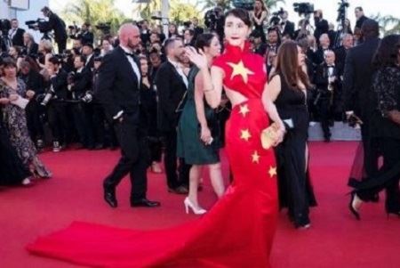 女星戛纳电影节着国旗装,为何与赵薇着日本军旗装都会被喷?