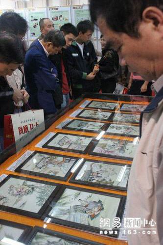 广州市民批性文化展“人兽交配图”恶心