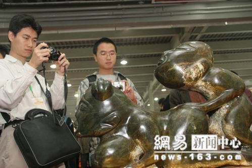 广州市民批性文化展“人兽交配图”恶心
