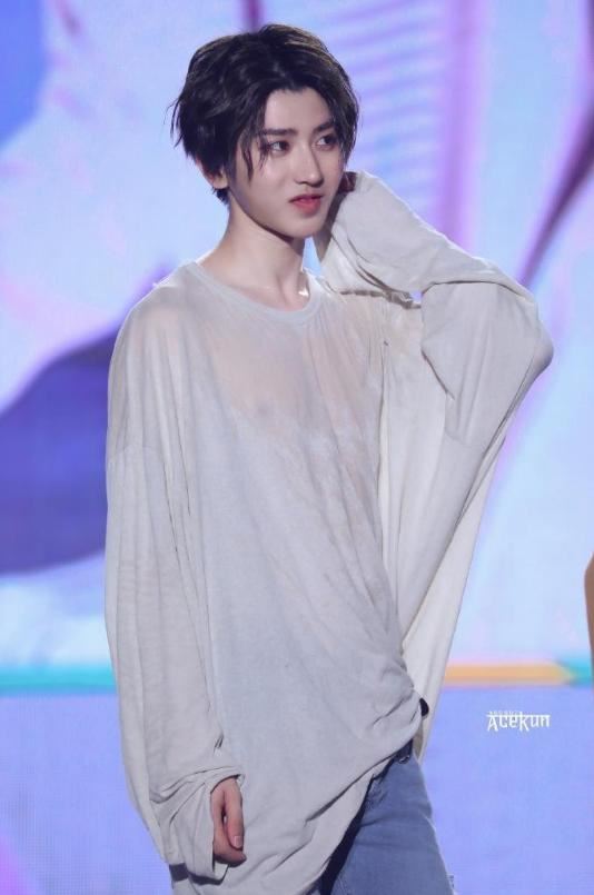 蔡徐坤肖战个子高体重轻，比杨紫刘亦菲等女星管理身材还严格自律