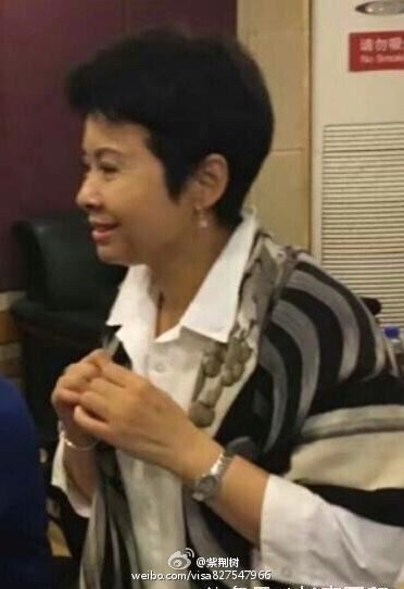 54岁的董文华风采依旧，有个男人守在她身后32年了