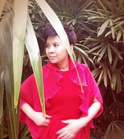 54岁的董文华风采依旧，有个男人守在她身后32年了