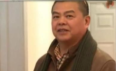 54岁的董文华风采依旧,有个男人守在她身后32年了