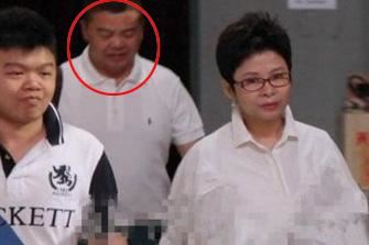 54岁的董文华风采依旧，有个男人守在她身后32年了