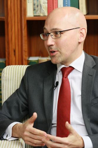 英国驻华大使馆的“出柜外交官”