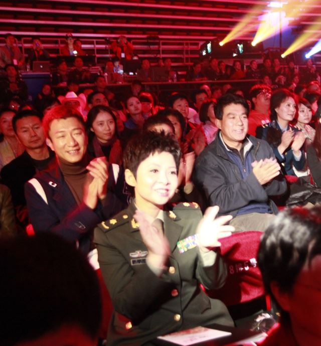 阎妮为何要捧场阎维文个唱？（独家图片）