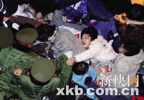 春运又添悲情:广州火车站一名旅客被人流挤倒身亡!