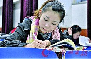 裸模女生：全裸接受采访是有计划的创作(图)