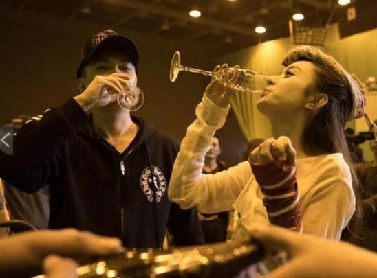 赵丽颖多次辟谣后宣布怀孕，与谢娜一唱一和炒作，网友：别炒糊了