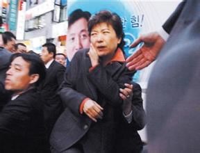 朴槿惠面部为什么会有一道11厘米长的伤口？