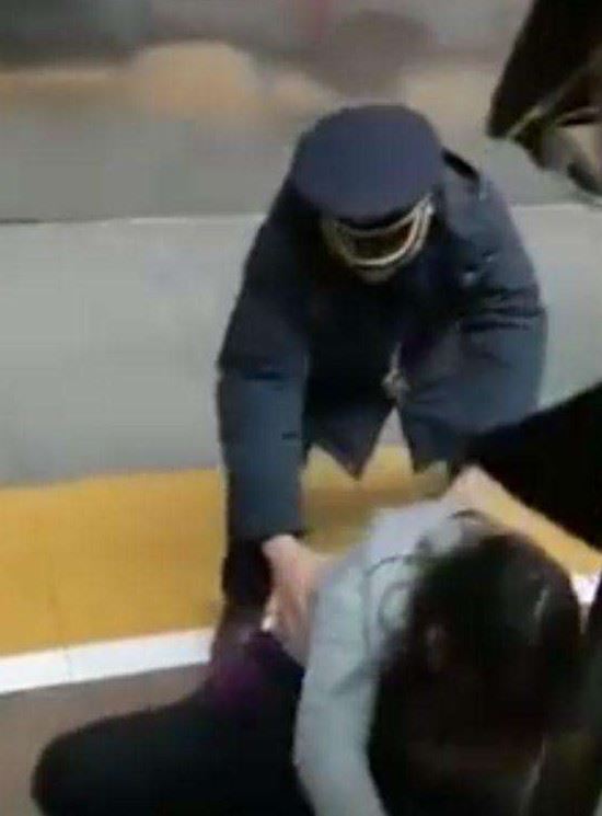高铁拦车女身后，我看见了一个缺乏温情的中国
