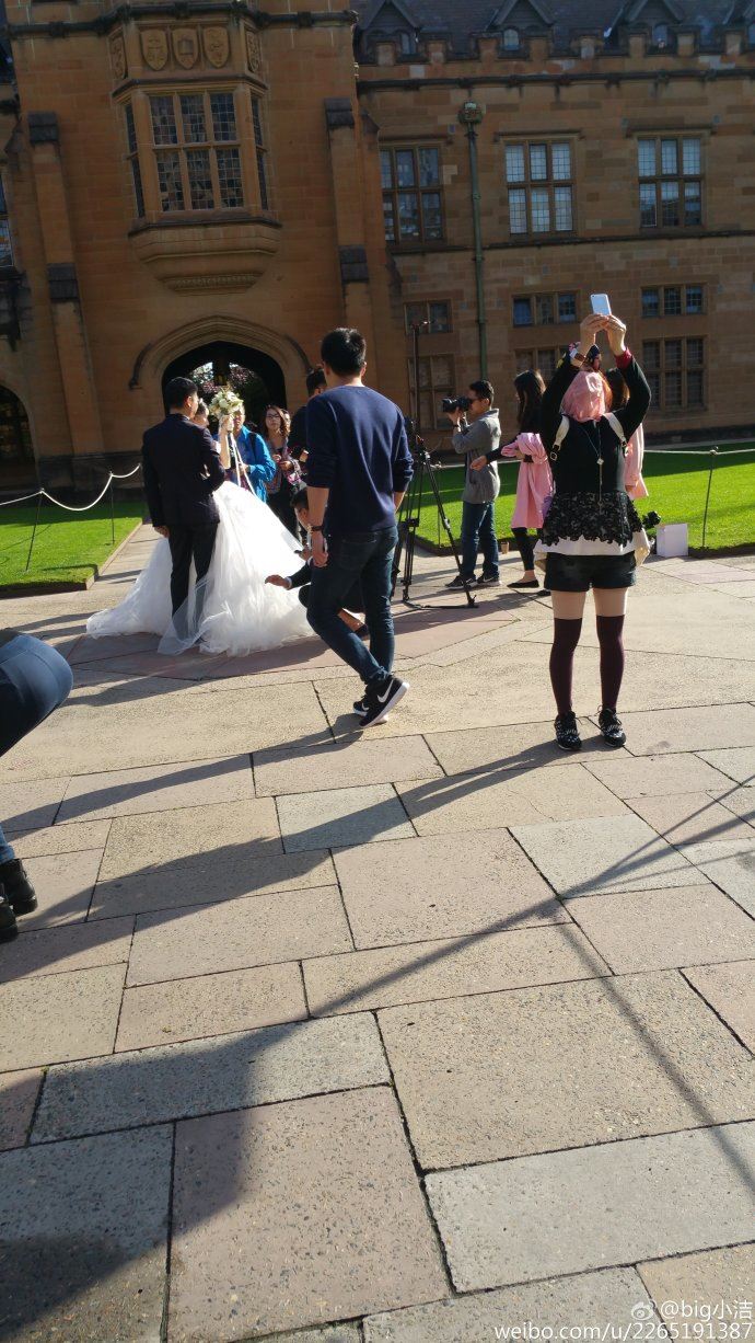 网曝刘强东和奶茶妹妹现身悉尼大学拍婚纱照(图)