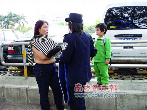 中年女子闹市裸身堵警车2小时(图)
