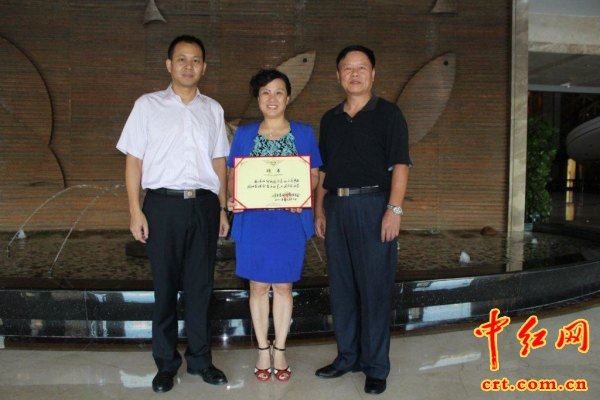 义乌市爱国拥军联合会文化艺术团成立 严跃进将军为何丽娟团长颁发聘书（组图）