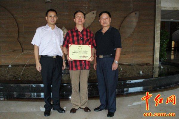 义乌市爱国拥军联合会文化艺术团成立 严跃进将军为何丽娟团长颁发聘书（组图）