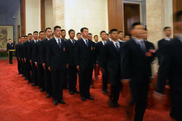 两会上的那些神秘黑衣人（组图）