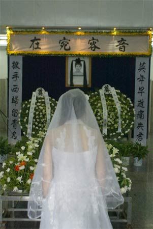 深圳一女子殡仪馆与病死男友举行婚礼(组图)
