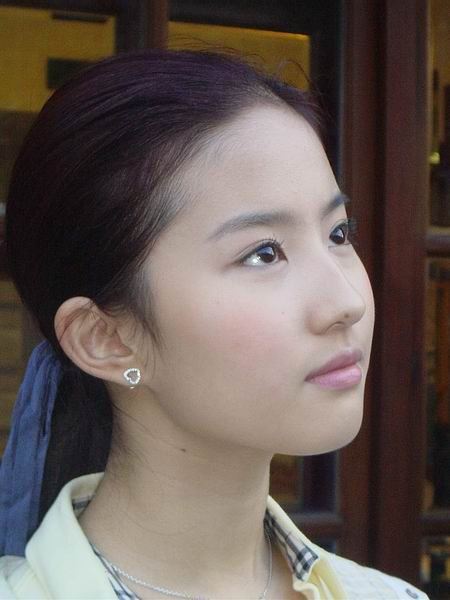 刘亦菲早期罕见的裸身尴尬照被曝光?(图)