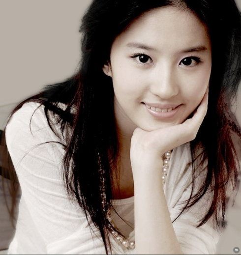 刘亦菲早期罕见的裸身尴尬照被曝光?(图)