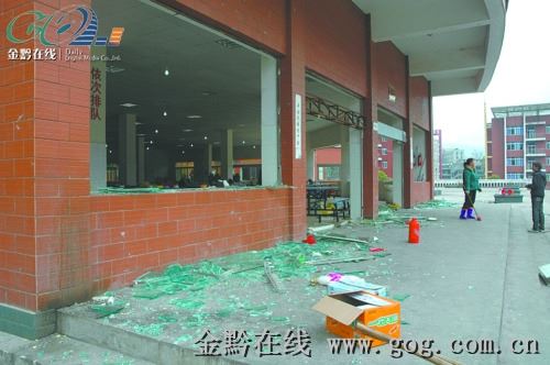 上千学生砸学校我们该如何看待