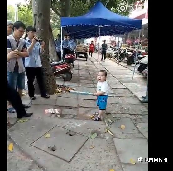 小孩持钢管对抗城管为何让人笑不起来