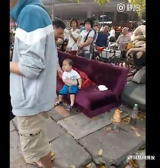小孩持钢管对抗城管为何让人笑不起来