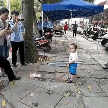 小孩持钢管对抗城管为何让人笑不起来