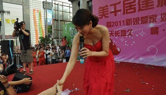 故意俯身露乳博眼球的十大女星（图）