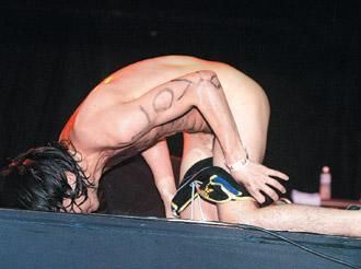 日男歌手表演脱光光 台警方控告妨害风化(图)