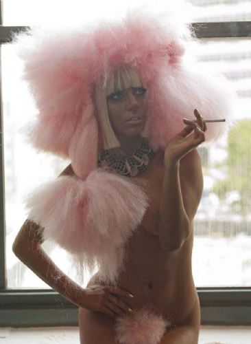 LadyGaga拍裸照自摸私处性感火辣（图）