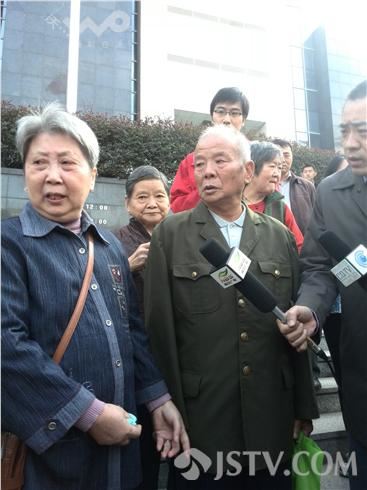 南京“富二代”杀妻开审 女方家人法院拉横幅