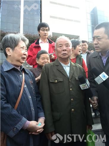 南京“富二代”杀妻开审 女方家人法院拉横幅