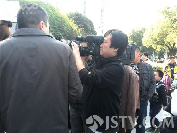 南京“富二代”杀妻开审 女方家人法院拉横幅