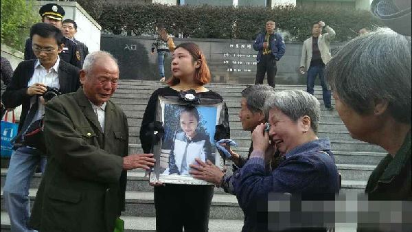 南京“富二代”杀妻开审 女方家人法院拉横幅