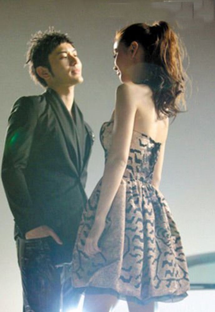 黄晓明Angelababy领证结婚两人热恋亲热照大曝光