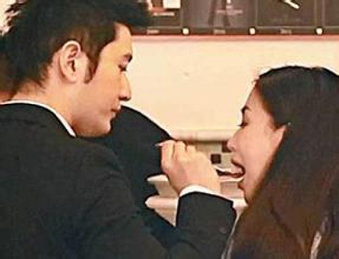 黄晓明Angelababy领证结婚两人热恋亲热照大曝光