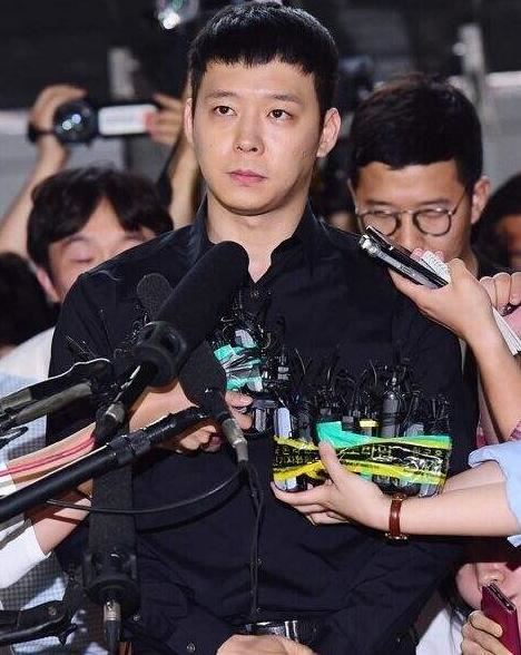 李敏镐退役人帅腿长气质好，李胜利朴有天污染的韩国娱乐圈需要他