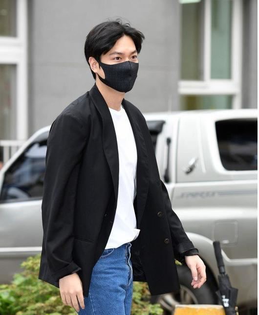 李敏镐退役人帅腿长气质好，李胜利朴有天污染的韩国娱乐圈需要他