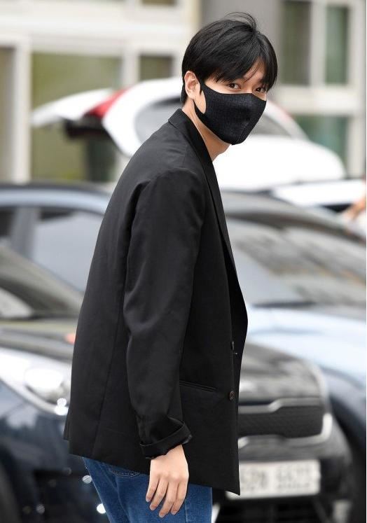 李敏镐退役人帅腿长气质好，李胜利朴有天污染的韩国娱乐圈需要他