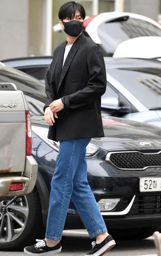 李敏镐退役人帅腿长气质好，李胜利朴有天污染的韩国娱乐圈需要他